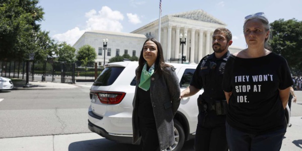 Alexandria Ocasio-Cortez; l'un des Représentants arrêtés par la police Alexandria Ocasio-Cortez; l'un des Représentants arrêtés par la police