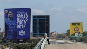 Les deux principaux candidats, Odinga (en bleu) et Ruto (jaune) Les deux principaux candidats, Odinga (en bleu) et Ruto (jaune)