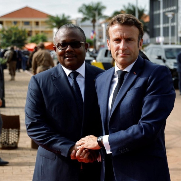 Le président Emmanuel Macfon avec son homologue bissau-guinéen Umaro Sissoco Embalo à Bissau Le président Emmanuel Macfon avec son homologue bissau-guinéen Umaro Sissoco Embalo à Bissau