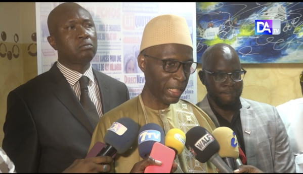Mamadou Ly s'adressant à la presse. A sa gauche, Pape Sadio Thiam, du comité d'initiative "Sargal Ma revue de presse"