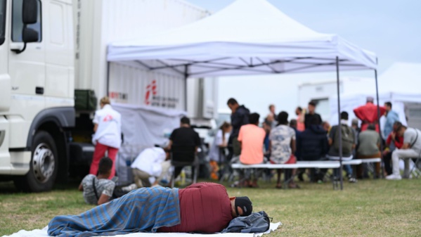 Pays-Bas : évacuations massives d'un centre surpeuplé de demandeurs d'asile Pays-Bas : évacuations massives d'un centre surpeuplé de demandeurs d'asile