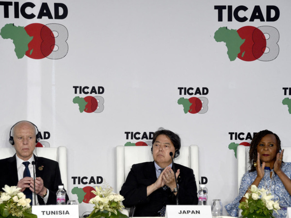 Le président tunisien (g) et le ministre japonais des Affaires étrangères