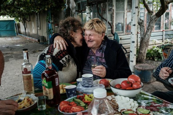 Dans l'est de l'Ukraine, des larmes de soulagement dans un village repris aux Russes Dans l'est de l'Ukraine, des larmes de soulagement dans un village repris aux Russes