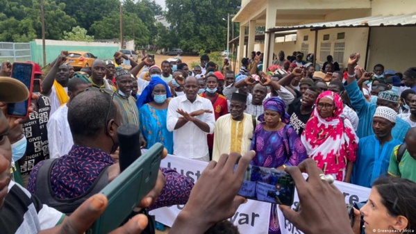 Au Sénégal, le Collectif Taxawu Cayar réclame la fermeture d'une usine de farine de poisson