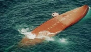 Le bateau naufragé au large des cotes gambiennes le 26 septembre 2002