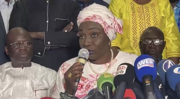 Assemblée nationale - Aminata Touré dépose une proposition de loi Assemblée nationale - Aminata Touré dépose une proposition de loi