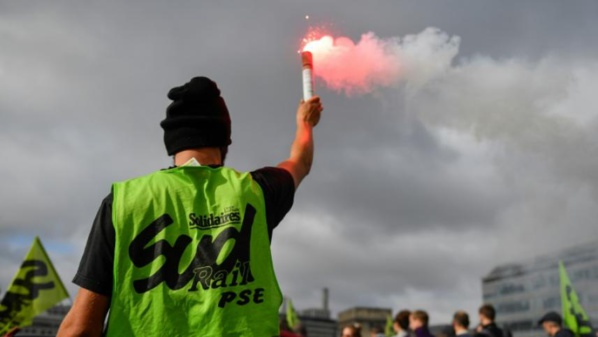 Des milliers de personnes dans la rue pour les salaires et le droit de grève