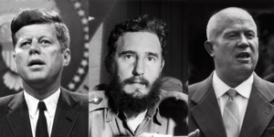 Le Cubain Fidel Castro (milieu) entre l'Américain John Kennedy (gauche) et le Soviétique Nikita Khroutchev