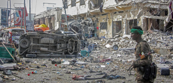 SOMALIE - Au moins 100 morts dans un double attentat à la voiture piégée à Mogadiscio SOMALIE - Au moins 100 morts dans un double attentat à la voiture piégée à Mogadiscio