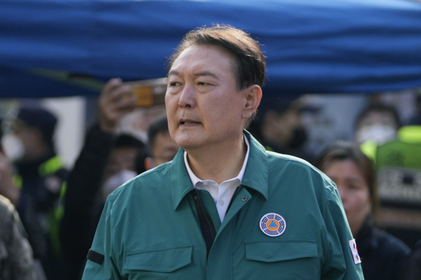 Le président sud-coréen Yoon Suk-yeol sur les lieux du drame