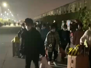 COVID-19 en Chine - Des employés s’enfuient d'une usine d’iPhone confinée COVID-19 en Chine - Des employés s’enfuient d'une usine d’iPhone confinée