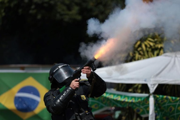 Brésil: la police lève des barrages routiers, Bolsonaro toujours silencieux