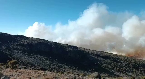 La Tanzanie déploie l’armée face à un feu sur le Kilimandjaro La Tanzanie déploie l’armée face à un feu sur le Kilimandjaro