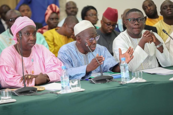 Des citoyens participant à la concertation sur la vie chère au palais de la république Des citoyens participant à la concertation sur la vie chère au palais de la république