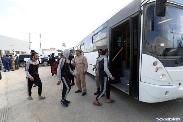 La Libye expulse plus de 200 migrants illégaux vers leurs pays d'origine La Libye expulse plus de 200 migrants illégaux vers leurs pays d'origine