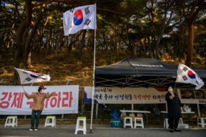 Corée du Sud: des manifestants en colère pourchassent l'ex-président "coco" jusque dans sa retraite