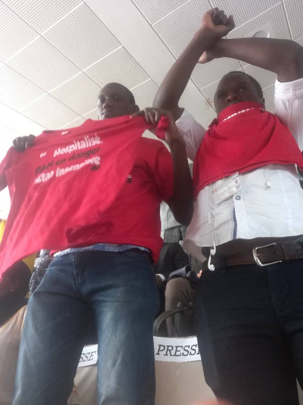 Deux des nombreux journalistes qui ont surpris l'Assemblée en exigeant haut et fort la libération de notre confrère Pape Alé Niang lors de la DPG du 12 décembre 2022