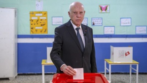 Le Président Kaïs Saied mettant son bulletin dans l'urne à son lieu de vote Le Président Kaïs Saied mettant son bulletin dans l'urne à son lieu de vote