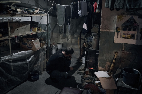 Ukraine: la vie sous terre des derniers habitants d'Avdïivka bombardée Ukraine: la vie sous terre des derniers habitants d'Avdïivka bombardée