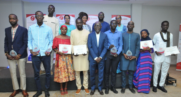 Les lauréats avec Hamadou Tidiane Sy, directeur de E-jicom (costume bleu, au centre) et ses collaborateurs.