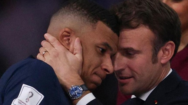 Mondial: Macron auprès de Mbappé, "ridicule" et "inopportun" pour l'opposition
