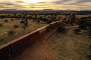 Frontière américano-mexicaine - Des migrants dénoncent un nouveau mur de conteneurs