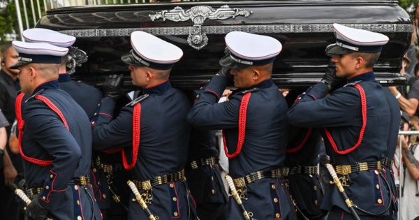 Au Brésil, le "Roi" Pelé repose dans sa dernière demeure Au Brésil, le "Roi" Pelé repose dans sa dernière demeure