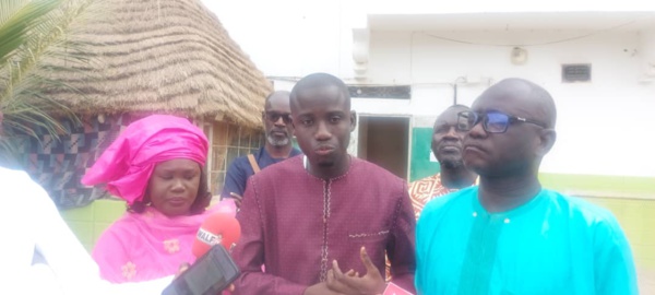 Migui Marame Ndiaye avec Nina Penda Faye Mamadou Thior et Talla Dieng (CAP) avec la presse devant le domicile du khalife général des Niassènes à Médina Baye, ce dimanche 8 janvier 2023