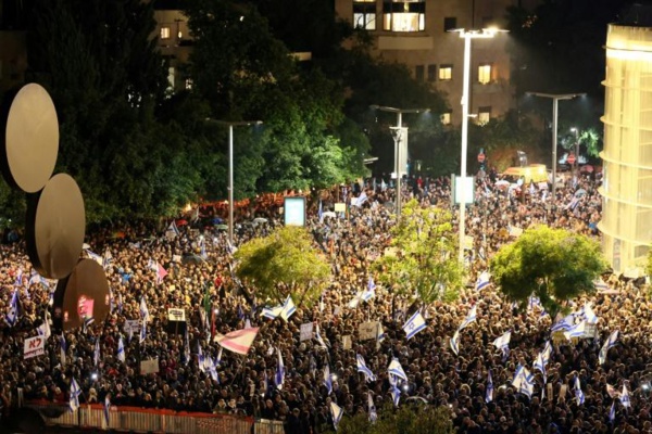 Tel-Aviv - Une foule immense manifeste contre Netanyahou et « les fascistes » Tel-Aviv - Une foule immense manifeste contre Netanyahou et « les fascistes »
