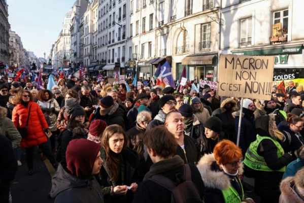 Retraites: des milliers de personnes à Paris à l'appel d'organisations de jeunesse