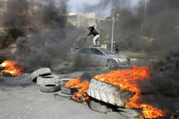 Un militant palestinien défiant les forces israéliennes à Jéricho