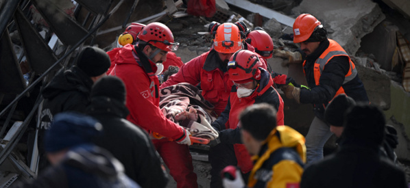 Séisme en Turquie : "près de 6.000 immeubles effondrés" et la crainte d'un bilan humain vertigineux