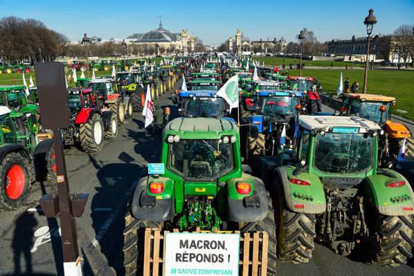 Des centaines de tracteurs au coeur de Paris, démonstration de colère des agriculteurs