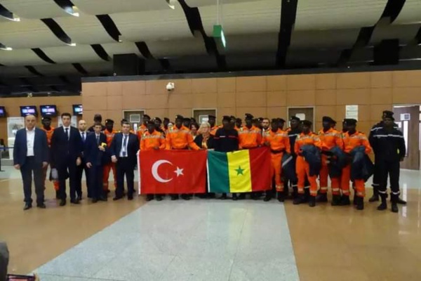 L'ambassadrice de Turquie au Sénégal et ses collaborateurs aux côtés des pompiers sénégalais L'ambassadrice de Turquie au Sénégal et ses collaborateurs aux côtés des pompiers sénégalais