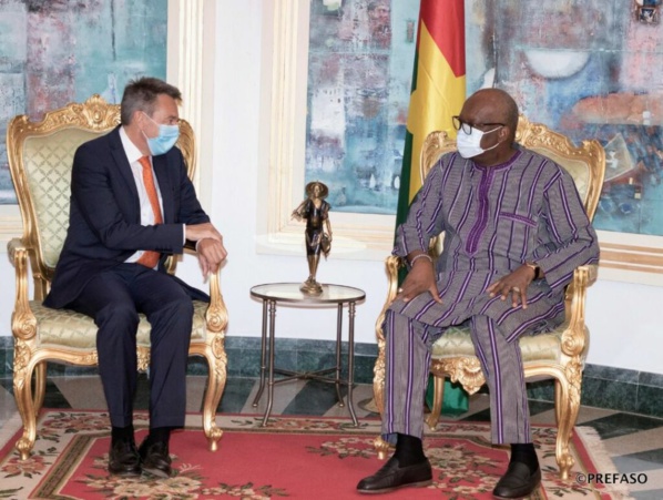 L'ancien président du Burkina Roch Marc Christian Kaboré avec le président du Comité international de la Croix-Rouge (CICR), Peter Maurer
