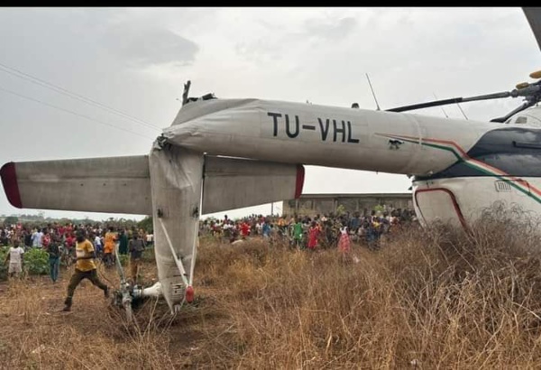 L'hélicopère de type MI 8 de l'armée de l'air ivoirienne sur un terre-plein à Gohitafla, le 25 février 2023