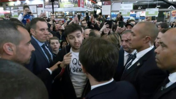 Discussions orageuses entre Emmanuel Macron et un jeune militant Discussions orageuses entre Emmanuel Macron et un jeune militant