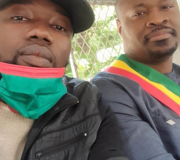 Le député Guy Marius Sagna (d) dans la fourgonnette de la police aux côtés d'une des personnes arrêtées devant l'ambassade de Tunisie à Dakar le 4 mars 2023 Le député Guy Marius Sagna (d) dans la fourgonnette de la police aux côtés d'une des personnes arrêtées devant l'ambassade de Tunisie à Dakar le 4 mars 2023