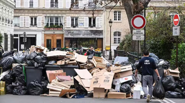 A Paris, capitale du tourisme mondial, on prend en photo les murs de poubelles A Paris, capitale du tourisme mondial, on prend en photo les murs de poubelles