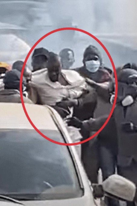 Ousmane Sonko violemment sorti de son véhicule pour être embarqué de force dans un fourgon de la police (Photo: AYOBA FAYE, Twitter)