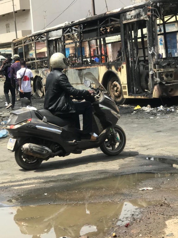 Les malheurs de Dakar Dem Dikk: Au moins 3 bus incendiés Les malheurs de Dakar Dem Dikk: Au moins 3 bus incendiés