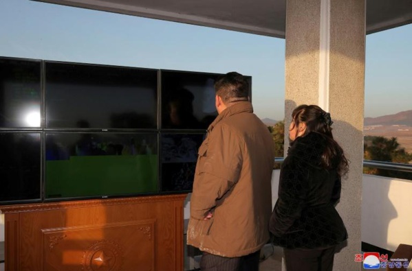 La Corée du Nord confirme le lancement d'un missile intercontinental, devant Kim et sa fille La Corée du Nord confirme le lancement d'un missile intercontinental, devant Kim et sa fille