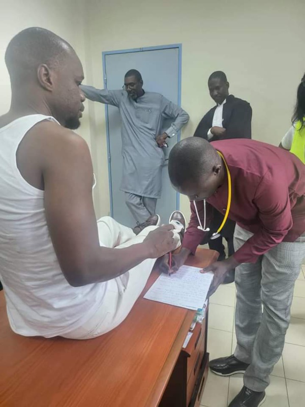 Ousmane Sonko pris en charge dans une salle du tribunal de Dakar, le 16 mars 2023