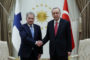 Les présidents turc Recep Tayyip Erdogan (d) et finlandais Sauli Niinisto au complexe présidentiel d'Ankara, le 17 mars 2023