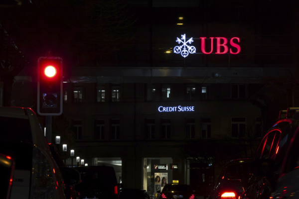 La banque UBS veut racheter Credit Suisse et éviter une débâcle La banque UBS veut racheter Credit Suisse et éviter une débâcle