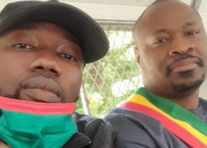 Le député Guy Marius Sagna (à droite) et plusieurs militants associatifs arrêtés devant l'ambassade de Tunisie à Dakar alors qu'ils voulaient déposer une lettre de protestation contre les propos du président tunisien sur les migrants subsahariens.