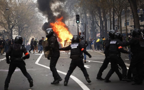 Paris : des incendies et des rues saccagées en marge de la manifestation contre la réforme des retraites Paris : des incendies et des rues saccagées en marge de la manifestation contre la réforme des retraites