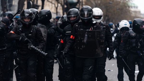 Enregistrement d'une arrestation de la Brav-M : "Au moment des palpations, un policier m'a attrapé par le s...", dénonce un des manifestants interpellé Enregistrement d'une arrestation de la Brav-M : "Au moment des palpations, un policier m'a attrapé par le s...", dénonce un des manifestants interpellé