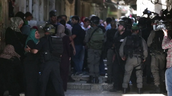 La police israélienne envahit la mosquée Al-Aqsa de nuit et arrête des centaines de personnes