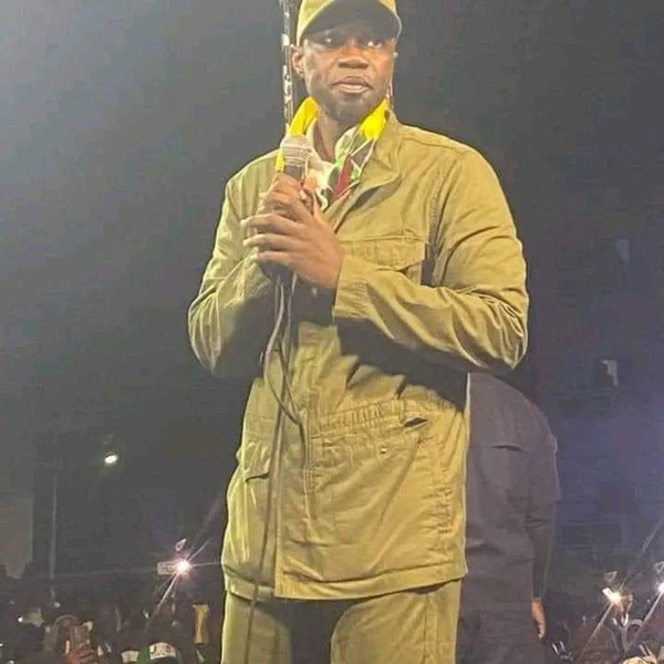 Le leader de l'opposition sénégalaise Ousmane Sonko (g) et le ministre du Tourisme Mame Mbaye Niang Le leader de l'opposition sénégalaise Ousmane Sonko (g) et le ministre du Tourisme Mame Mbaye Niang